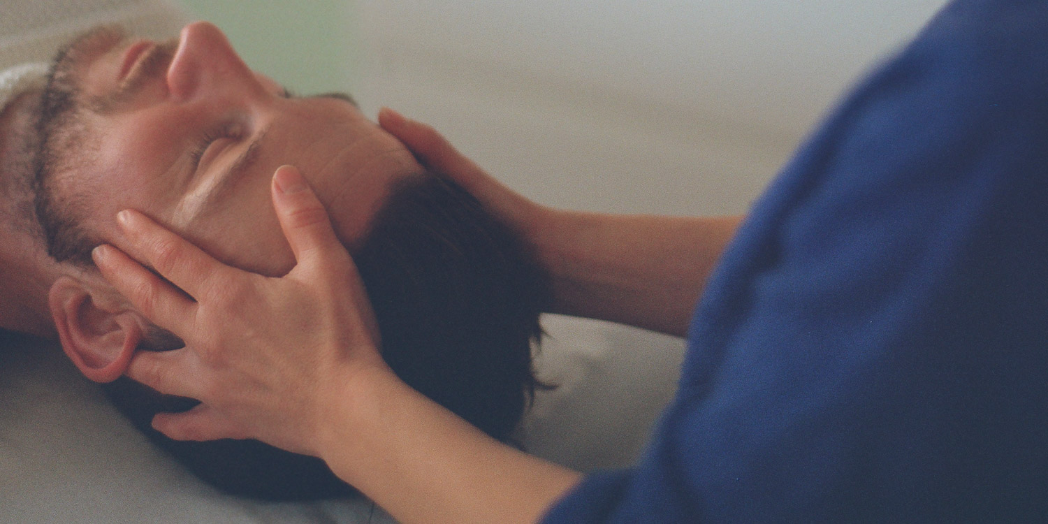 Foto fra kranio sakral behandling - men hvad er kranio sakral terapi