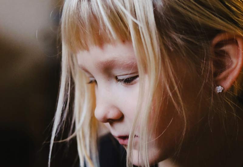 Lær som forælder at lægge akupunktur nåle i dit barns øre for at give mere ro til barnet