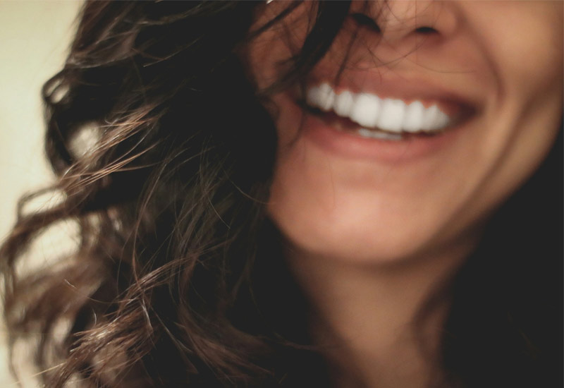 Billede af glad kvinde der har gennemgået stressbehandling i kranio sakral terapi forløb